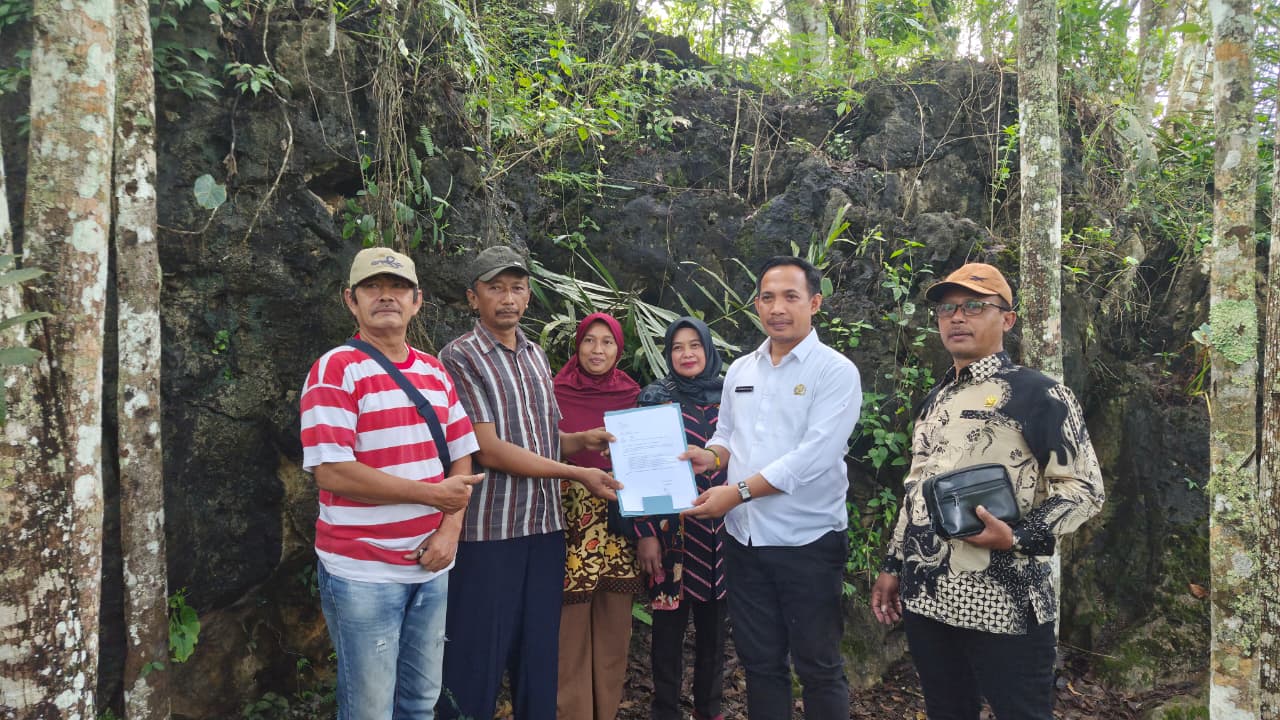 Ketua DPRD Pacitan Arif Setia Budi berdialog dengan pihak pemilik lahan sengketa di kawasan wisata Goa Gong.