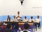 Ketua Komisi 2 DPRD Pacitan Rudi Handoko memberikan arahan kepada relawan di dapur SPPG Makan Bergizi Tulakan.