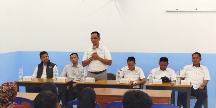 Ketua Komisi 2 DPRD Pacitan Rudi Handoko memberikan arahan kepada relawan di dapur SPPG Makan Bergizi Tulakan.
