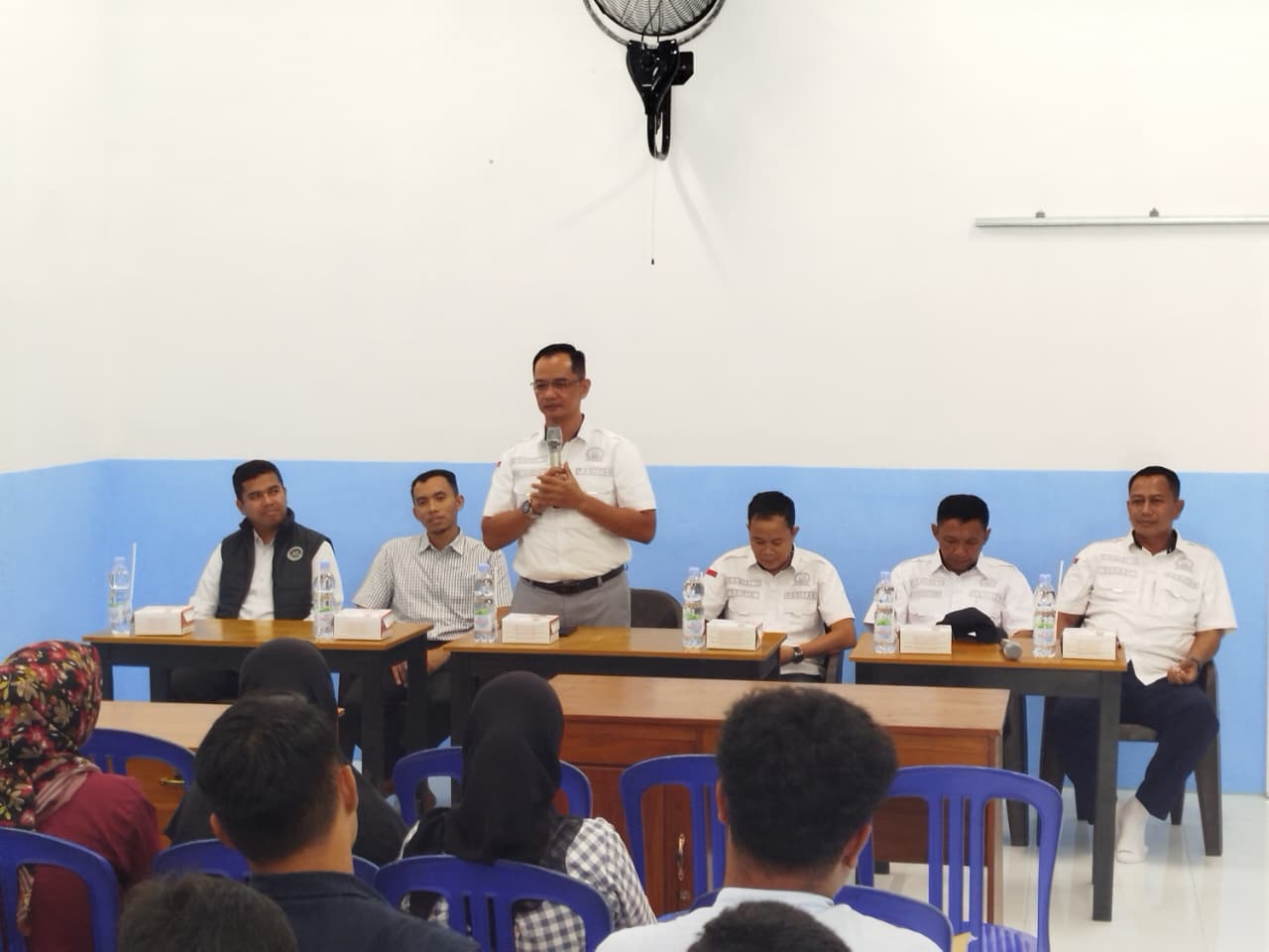 Ketua Komisi 2 DPRD Pacitan Rudi Handoko memberikan arahan kepada relawan di dapur SPPG Makan Bergizi Tulakan.