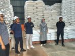 Riyono Caping dan Ririn Subianti saat meninjau stok beras di Gudang Bulog Pacitan.