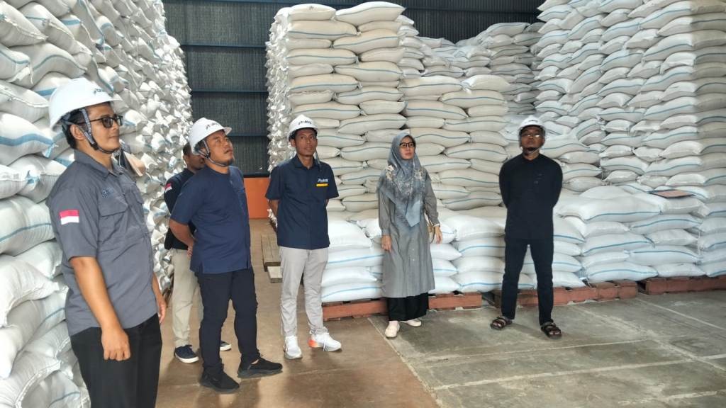 Riyono Caping dan Ririn Subianti saat meninjau stok beras di Gudang Bulog Pacitan.