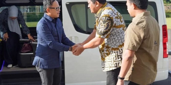 Wakil Bupati Pacitan Gagarin mendampingi Wamendagri Bima Arya di Museum SBY-Ani.