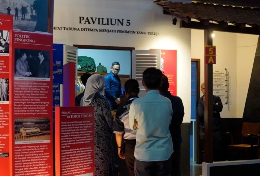 Wamendagri Bima Arya Sugiarto saat mengunjungi Museum dan Galeri Seni SBY-Ani di Kabupaten Pacitan.