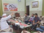 Hamid Noor Yasin menerima tamu warga Desa Bomo, Punung, Pacitan di kediamannya di Bulusulur, Wonogiri, Jawa Tengah. Foto menampilkan Hamid yang sedang berbincang dengan hangat bersama perwakilan warga.