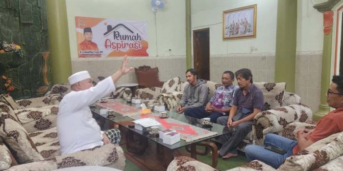 Hamid Noor Yasin menerima tamu warga Desa Bomo, Punung, Pacitan di kediamannya di Bulusulur, Wonogiri, Jawa Tengah. Foto menampilkan Hamid yang sedang berbincang dengan hangat bersama perwakilan warga.