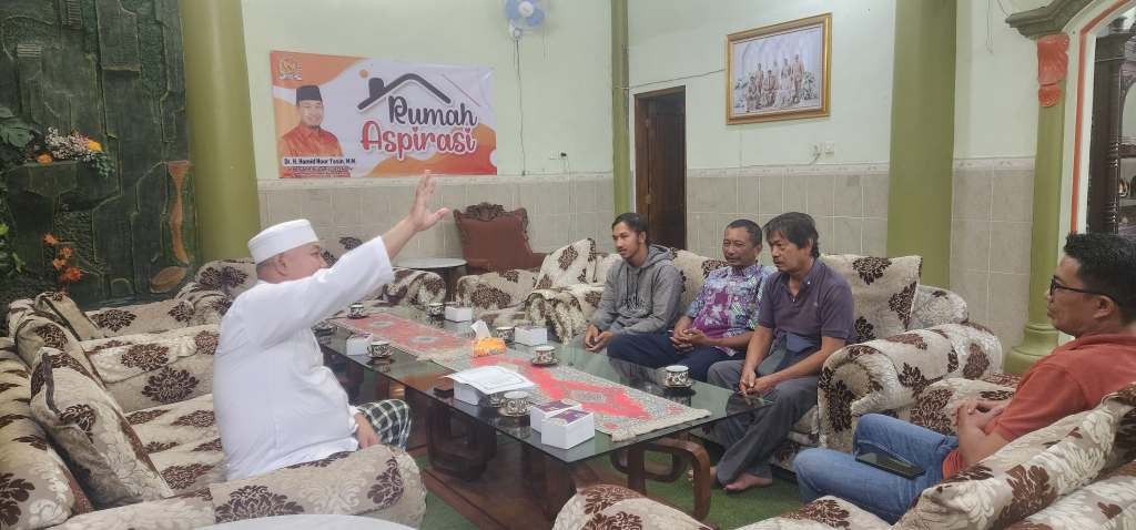 Hamid Noor Yasin menerima tamu warga Desa Bomo, Punung, Pacitan di kediamannya di Bulusulur, Wonogiri, Jawa Tengah. Foto menampilkan Hamid yang sedang berbincang dengan hangat bersama perwakilan warga.