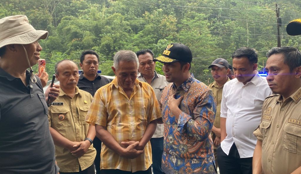 Wakil Gubernur Jawa Timur Emil Dardak berdialog dengan warga di dekat barikade drum di Jalan Provinsi Pacitan-Ponorogo, Tegalombo.