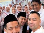 Raffi Ahmad berpose tersenyum lebar ber-selfie bersama ribuan santri putra yang berdesakan di Pondok Tremas Pacitan.