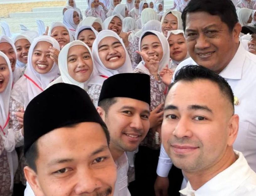 Raffi Ahmad berpose tersenyum lebar ber-selfie bersama ribuan santri putra yang berdesakan di Pondok Tremas Pacitan.