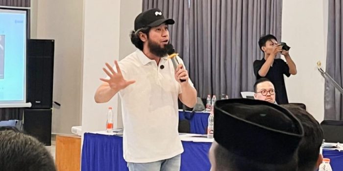 Deryansha Azhary CEO Kasisolusi saat memberikan materi strategi konten digital di Pacitan.