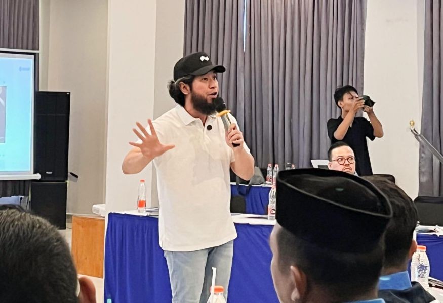 Deryansha Azhary CEO Kasisolusi saat memberikan materi strategi konten digital di Pacitan.