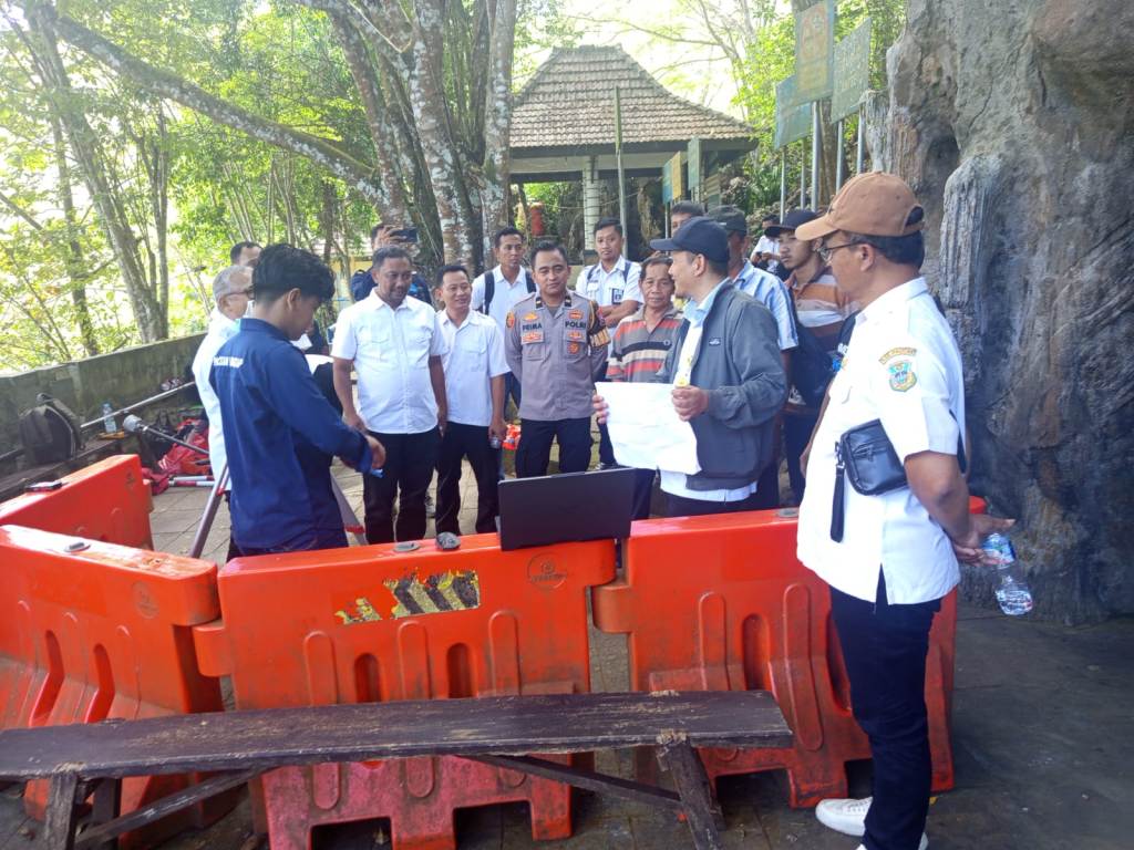 Kepala BPN Pacitan Yuli Priyo Pangarsa mengumumkan pembatalan sertifikat tanah di kawasan wisata Goa Gong.
