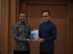 Wamendagri Bima Arya menyerahkan buku autobiografi Babad Alas kepada Bupati Pacitan Indrata Nur Bayuaji.