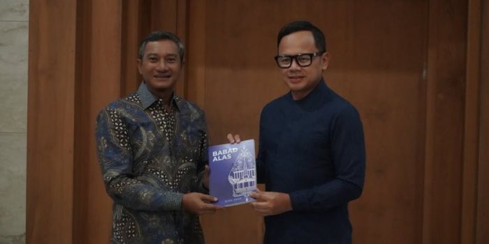 Wamendagri Bima Arya menyerahkan buku autobiografi Babad Alas kepada Bupati Pacitan Indrata Nur Bayuaji.