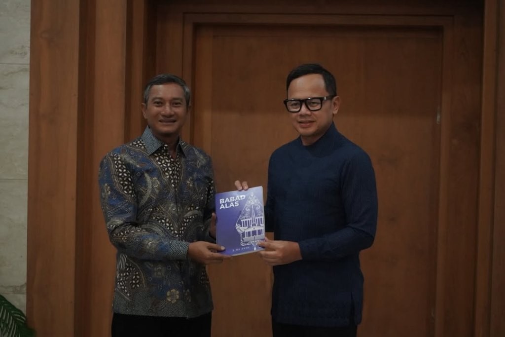 Wamendagri Bima Arya menyerahkan buku autobiografi Babad Alas kepada Bupati Pacitan Indrata Nur Bayuaji.