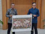 Penyerahan Wayang Beber oleh Bupati Pacitan kepada Bima Arya. Penyerahan Wayang Beber oleh Bupati Pacitan kepada Bima Arya.