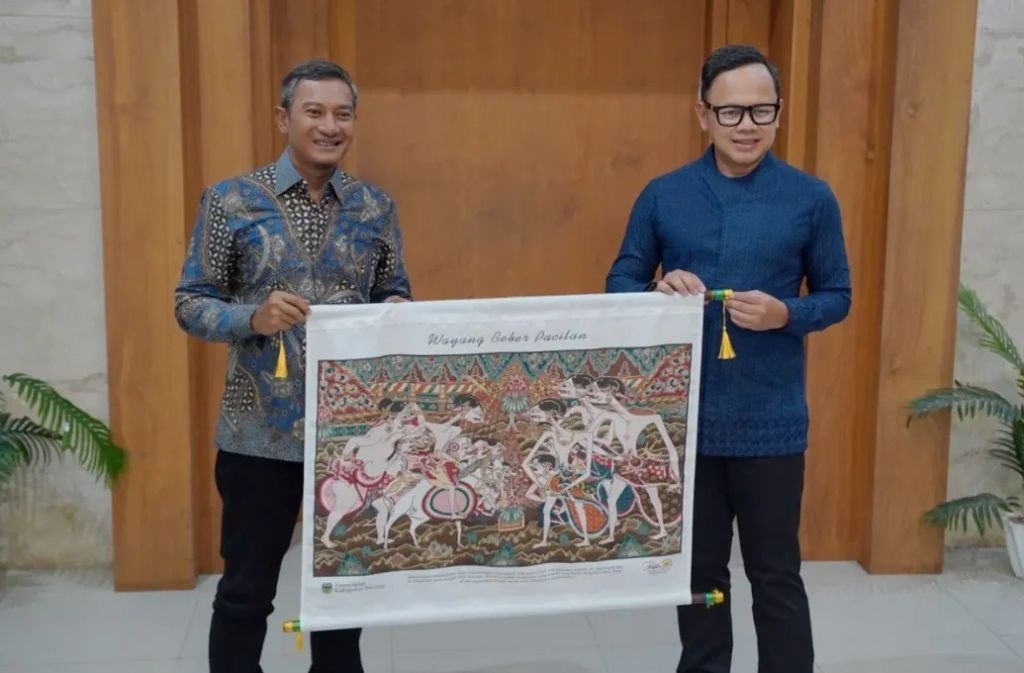 Wamendagri Bima Arya menerima cinderamata lukisan Wayang Beber khas daerah dari Bupati Pacitan Indrata Nur Bayuaji.