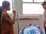 Anggota Satreskrim Polres Pacitan menjenguk Eko Susanto korban penyiraman air keras di ruang perawatan RSUD dr Darsono.