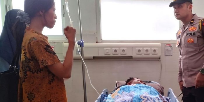Anggota Satreskrim Polres Pacitan menjenguk Eko Susanto korban penyiraman air keras di ruang perawatan RSUD dr Darsono.