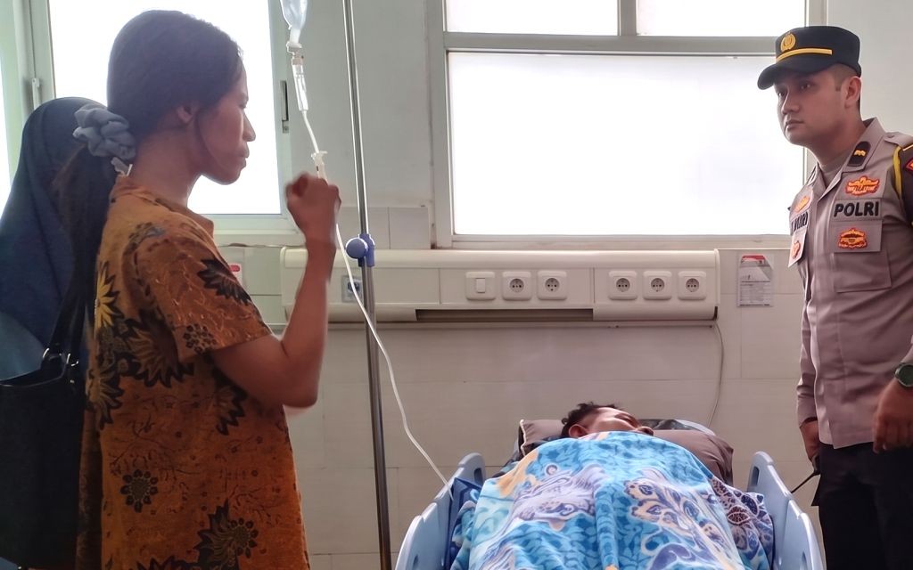 Anggota Satreskrim Polres Pacitan menjenguk Eko Susanto korban penyiraman air keras di ruang perawatan RSUD dr Darsono.
