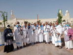 Jemaah haji asal Pacitan kloter 25 tahun 2026 mengenakan pakaian ihram putih saat prosesi mengambil miqat umrah wajib di Masjid Bir Ali.