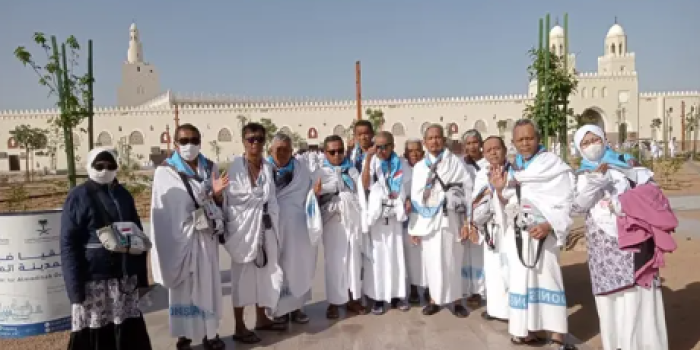 Jemaah haji asal Pacitan kloter 25 tahun 2026 mengenakan pakaian ihram putih saat prosesi mengambil miqat umrah wajib di Masjid Bir Ali.