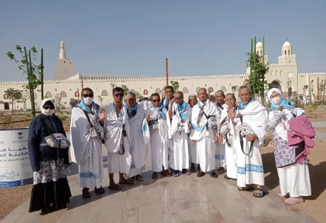 Jemaah haji asal Pacitan kloter 25 tahun 2026 mengenakan pakaian ihram putih saat prosesi mengambil miqat umrah wajib di Masjid Bir Ali.