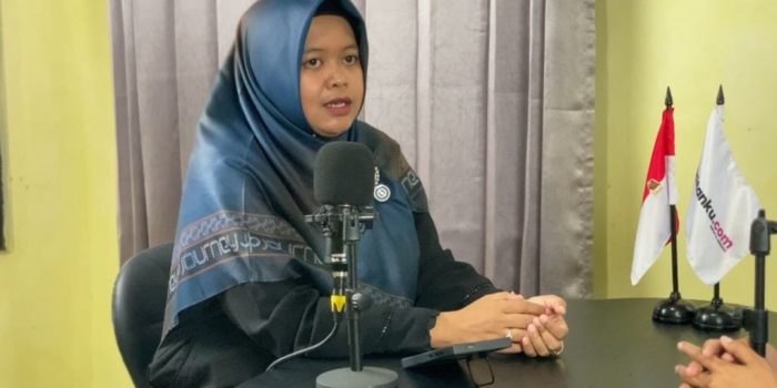 Psikolog Denti Putri Agung Bayu Wardani saat berbincang dalam siniar Kertas Kosong di studio Pacitanku TV.