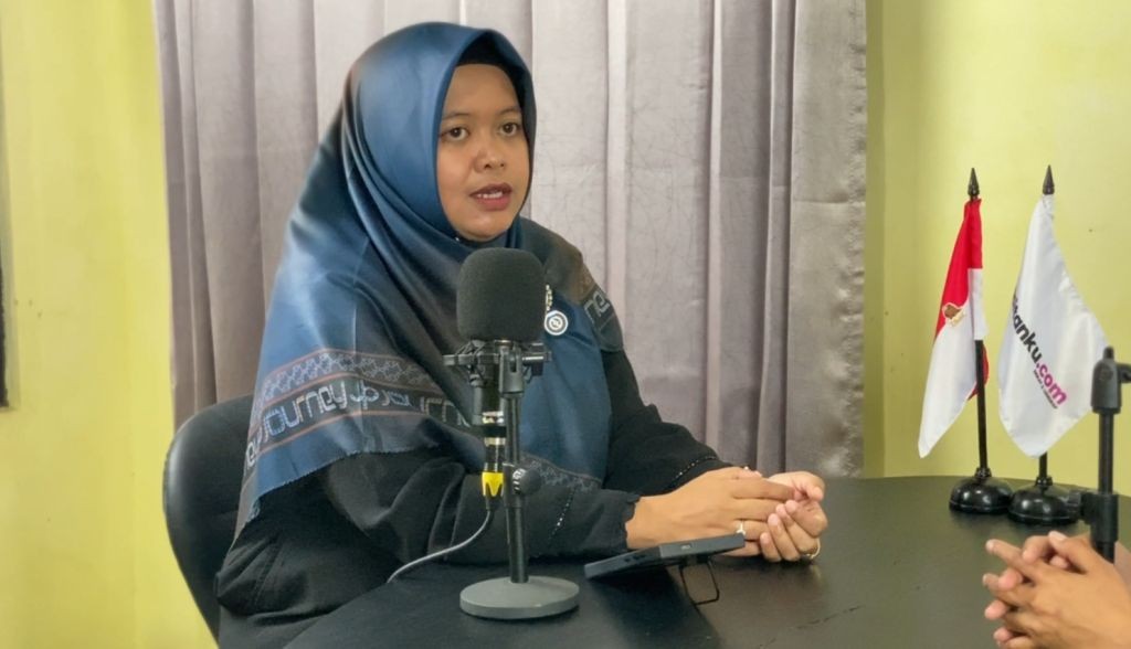 Psikolog Denti Putri Agung Bayu Wardani saat berbincang dalam siniar Kertas Kosong di studio Pacitanku TV.