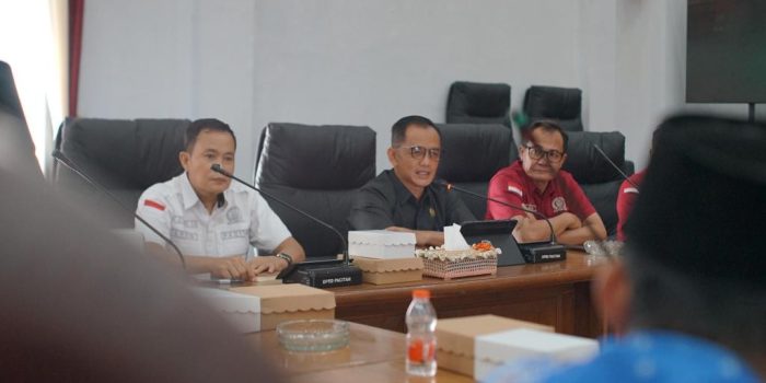 Suasana RDP Komisi II DPRD Pacitan membahas kesejahteraan guru madrasah bersama Kemenag dan PMII.