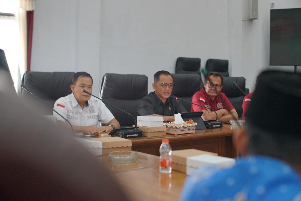 Suasana RDP Komisi II DPRD Pacitan membahas kesejahteraan guru madrasah bersama Kemenag dan PMII.