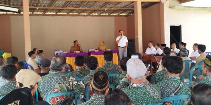apat Komisi II DPRD Pacitan dan DKPP dengan Pemdes Wonosidi membahas keluhan distribusi pupuk subsidi petani.
