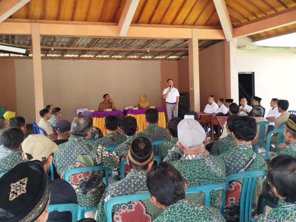 apat Komisi II DPRD Pacitan dan DKPP dengan Pemdes Wonosidi membahas keluhan distribusi pupuk subsidi petani.