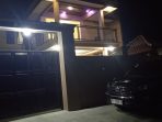 Gerbang besi hitam tinggi dari rumah mewah pengusaha Citra Margaretha di Bangunsari Pacitan yang dijaga ketat polisi saat penggeledahan KPK.