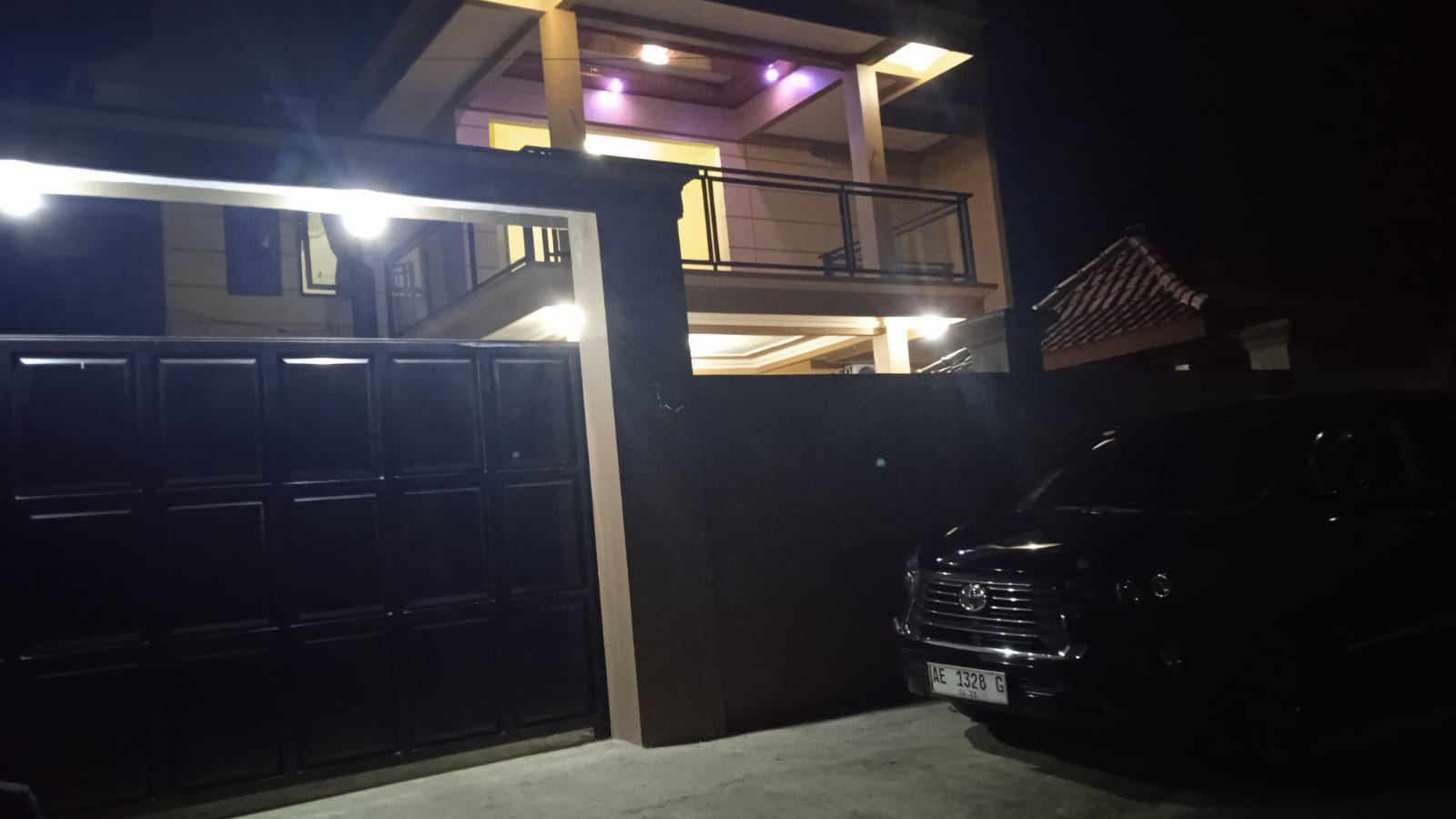 Gerbang besi hitam tinggi dari rumah mewah pengusaha Citra Margaretha di Bangunsari Pacitan yang dijaga ketat polisi saat penggeledahan KPK.