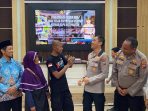 Joko Nuryanto bersama Purnomo dan jajaran Polres Pacitan saat momen kepulangan ke Gemaharjo setelah sembuh dari gangguan jiwa.
