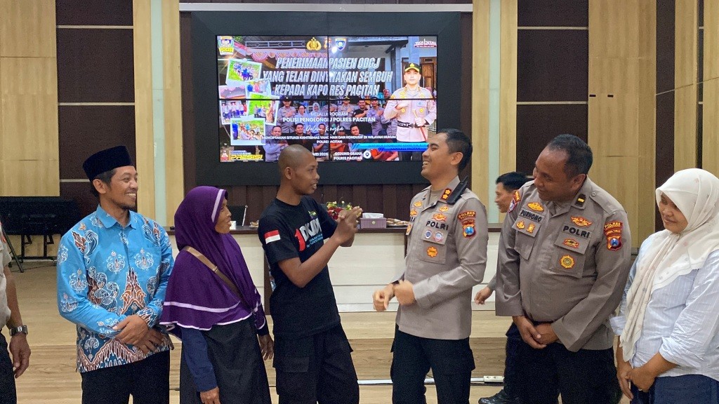 Joko Nuryanto bersama Purnomo dan jajaran Polres Pacitan saat momen kepulangan ke Gemaharjo setelah sembuh dari gangguan jiwa.
