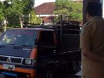 Wakil Bupati Pacitan Gagarin menyerahkan tali ikat sapi kurban Presiden Prabowo secara simbolis.