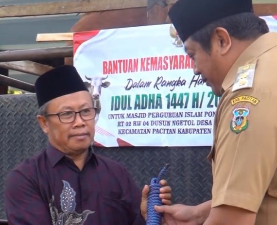 Wakil Bupati Pacitan Gagarin menyerahkan tali ikat sapi kurban Presiden Prabowo secara simbolis.