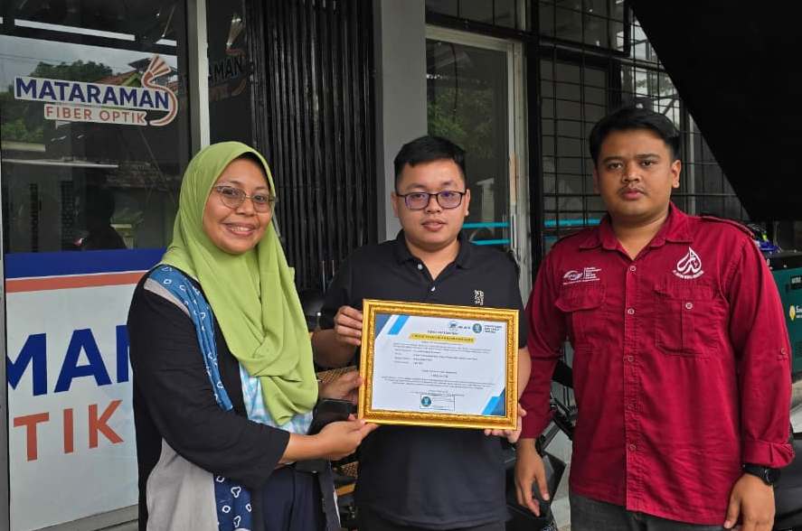 Penyerahan Sertifikat IKAS BSSN kepada PT Lentera Digital Nusantara di Pacitan.