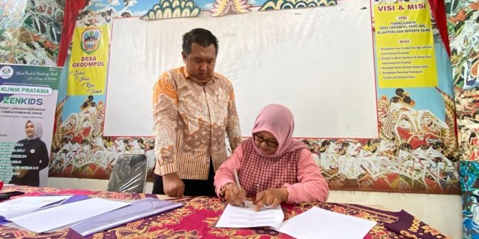 Syaiul Ma’ruf pendiri Zenkids memberikan edukasi tumbuh kembang anak kepada guru IGTKI di Donorojo Pacitan.