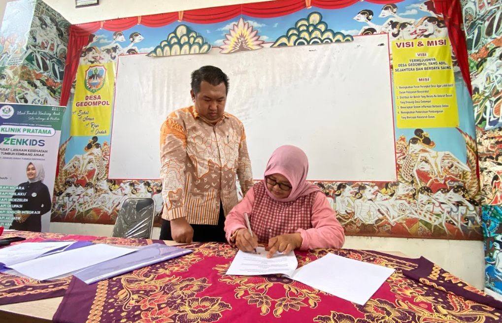 Syaiul Ma’ruf pendiri Zenkids memberikan edukasi tumbuh kembang anak kepada guru IGTKI di Donorojo Pacitan.