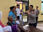 Kapolres Pacitan AKBP Ayub Diponegoro Azhar berbicara dengan Joko Nuryanto yang baru sembuh dari gangguan jiwa.