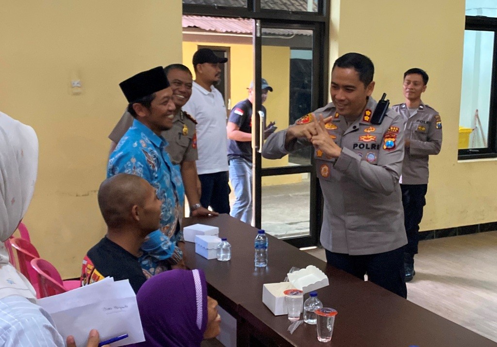 Kapolres Pacitan AKBP Ayub Diponegoro Azhar berbicara dengan Joko Nuryanto yang baru sembuh dari gangguan jiwa.