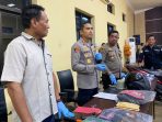 Polisi menggelar konferensi pers penangkapan bapak dan anak pelaku penyiraman air keras di Mapolres Pacitan.
