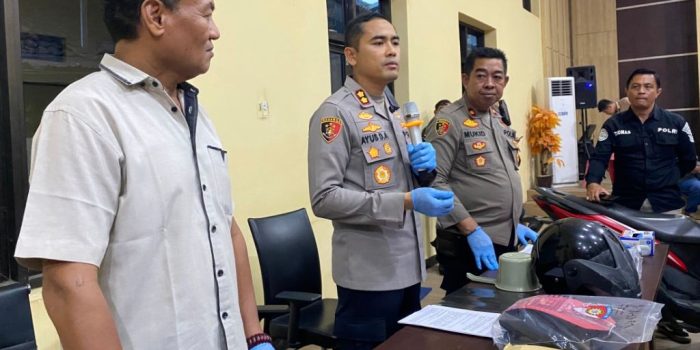 Polisi menggelar konferensi pers penangkapan bapak dan anak pelaku penyiraman air keras di Mapolres Pacitan.
