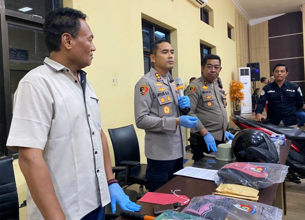 Polisi menggelar konferensi pers penangkapan bapak dan anak pelaku penyiraman air keras di Mapolres Pacitan.
