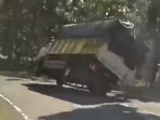 Aksi Viral Truk Oleng Pacitan-Solo Berujung Pemecatan Sopir.
