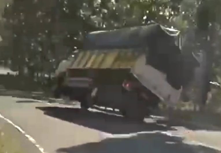Aksi Viral Truk Oleng Pacitan-Solo Berujung Pemecatan Sopir.